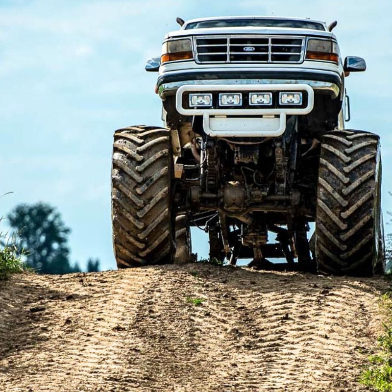 Na zdjęciu widzimy imponującego monster trucka w terenie, gotowego dostarczyć ekscytacji zarówno dzieciom, jak i dorosłym w Gassy pod Warszawą.